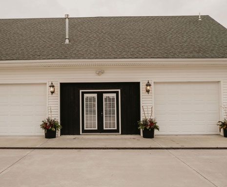 The Home Place at Valley View is a Kansas City Wedding and Reception Venue and is located just outside of Orrick, Missouri, overlooking the Missouri river bottoms. Surrounded by the breathtaking landscapes, it is the ideal mix of rustic beauty and elegant accommodations to host your rehearsal, wedding ceremony and reception.